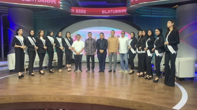 Anindya Bakrie bersama Finalis Puteri Otonomi Indonesia 2022