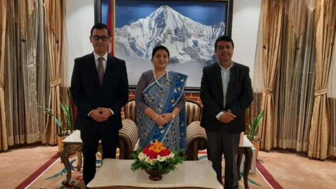 Presiden Nepal Bidhya Devi Bhandari (tengah) dan Dubes RI Heru Hartanto S (kiri)