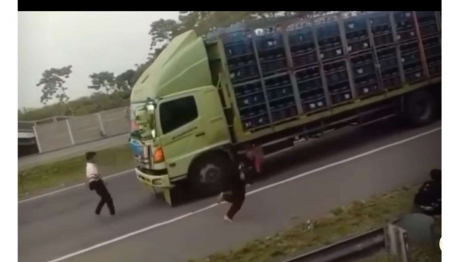 Video remaja yang menghadang truck 