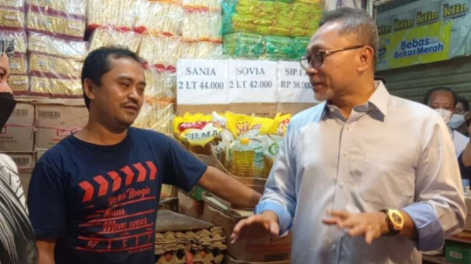 Menteri Pedagangan Zulkifli Hasan saat menyambangi kios pedagang di Jakarta.