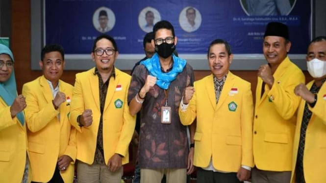 Menparekraf Sandiaga Uno (tengah)