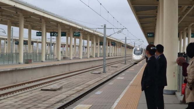 Sejumlah penumpang bersiap menaiki kereta api cepat dari stasiun Kota Turban, Daerah Otonomi Xinjiang, China.