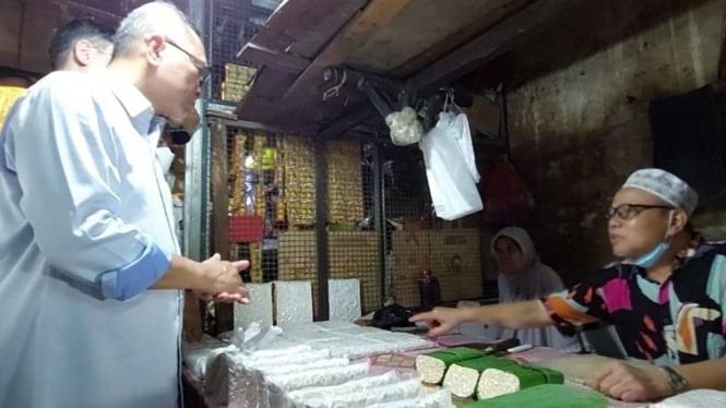 Mendag Zulhas dengan pedagang tempe di Pasar Cibubur.