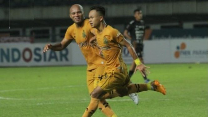 Gelandang Bhayangkara FC, Sani Rizki merayakan gol