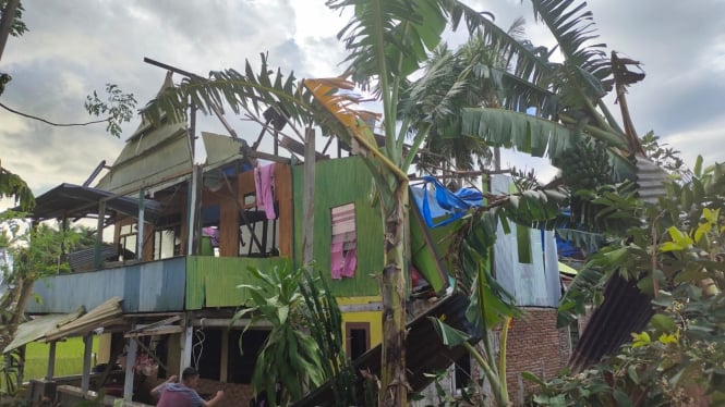 Kerusakan Rumah Akibat Angin Puting Beliung di Maros Sulsel