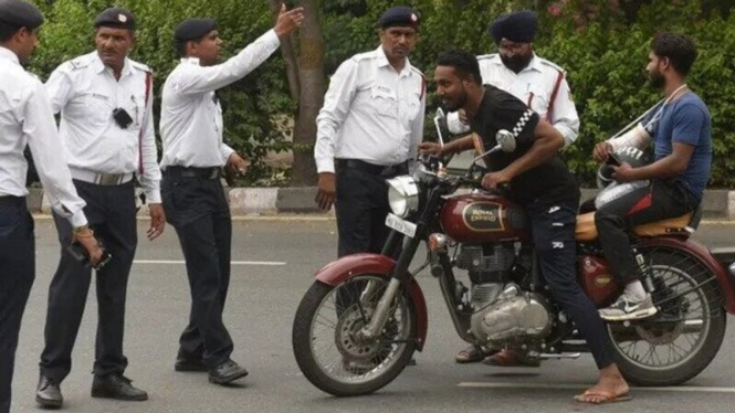 Pengendara motor pakai sendal jepit di India