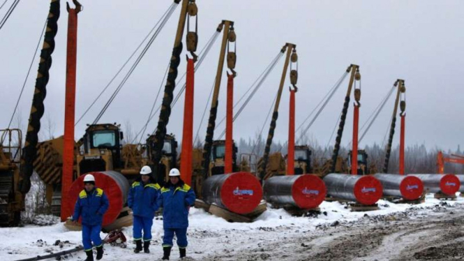 Pipa-pipa gas milik Gazprom perusahaan gas milik negara Rusia diangkut crane