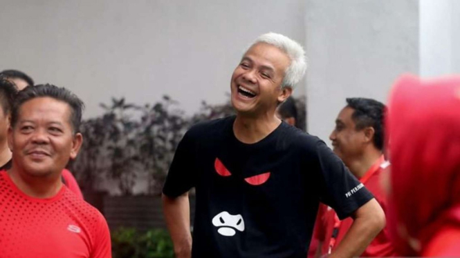 Gubernur Jawa Tengah Ganjar Pranowo tertawa bersama kepala daerah lain dari PDIP usai mengikuti Senam Indonesia Cinta Tanah Air (Sicita) di Sekolah Partai PDI Perjuangan, Lenteng Agung, Jakarta Selatan, Jumat, 17 Juni 2022.