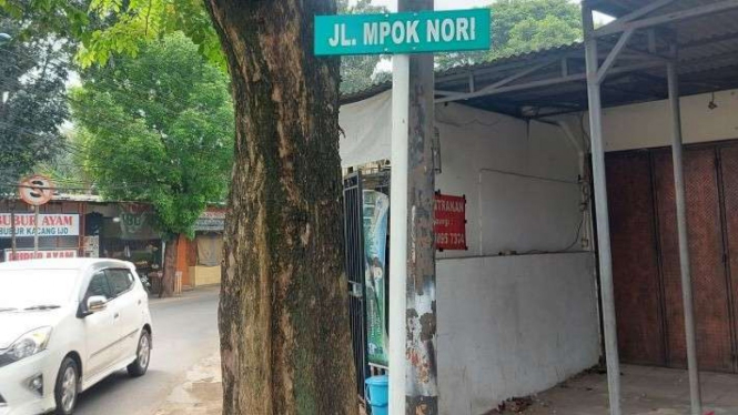 Kendaraan melintas di Jalan Mpok Nori, Bambu Apus, Jakarta.