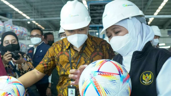 Gubernur Jatim Khofifah Indar Parawansa saat melepas ekspor bola resmi World Cup