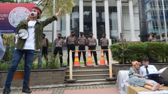 Para seniman gelar demonstrasi di depan Gedung MK, Jumat, 17 Juni 2022.