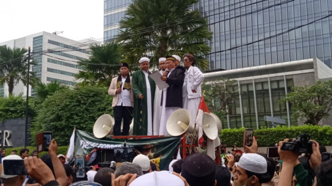 kelompok Persaudaraan Alumni (PA) 212, Front Persaudaraan Islam (FPI), dan GNPF Ulama menggelar Aksi Bela Nabi Muhammad SAW di depan kantor Kedutaan Besar (Kedubes) India, Jakarta Selatan, Jumat 17 Juni 2022.