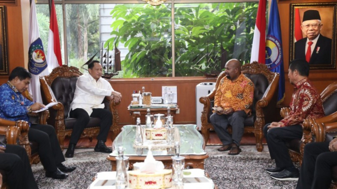 Mendagri M. Tito Karnavian bersama Gubernur Papua, Lukas Enembe,
