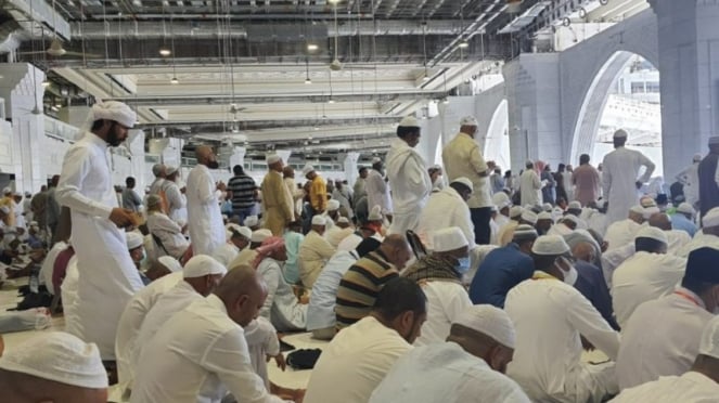 El ambiente de las oraciones del viernes en una mezquita grande