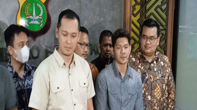 Aktor Iko Uwais usai menjalani pemeriksaan di Polres Metro Bekasi