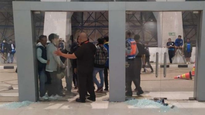 Kaca pintu masuk VVIP Stadion GBLA pecah akibat dijebol oknum Bobotoh Persib