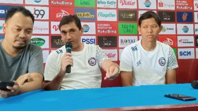 Pelatih Arema FC, Eduardo Almeida (tengah)