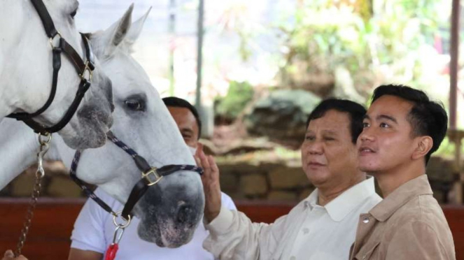 Gibran Rakabuming Raka belajar menunggang kuda bersama Prabowo Subianto.