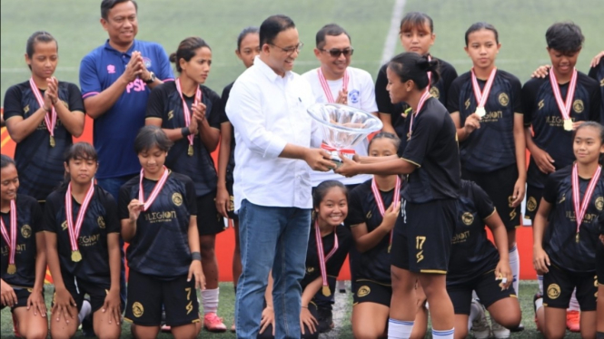 Anies Baswedan serahkan Piala Gubernur DKI Jakarta 2022 ke Arema FC Women. 