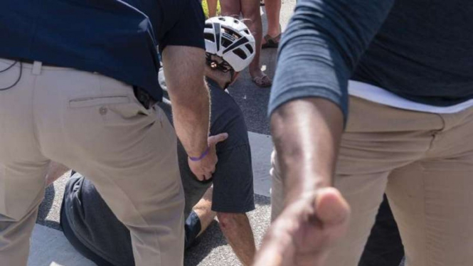 Presiden AS Joe Biden jatuh dari sepeda di area Rehobot Beach, Amerika Serikat