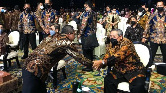 Zulkifli Hasan saat menyalami SBY di JCC, Jakarta