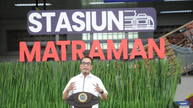 Menhub saat peresmian pengoperasian stasiun Manggarai.