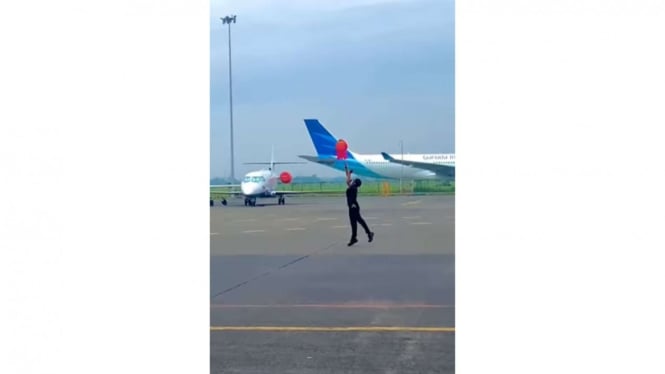 Viral, Balon Masha Masuk ke Bandara, Bikin Ngakak Netizen