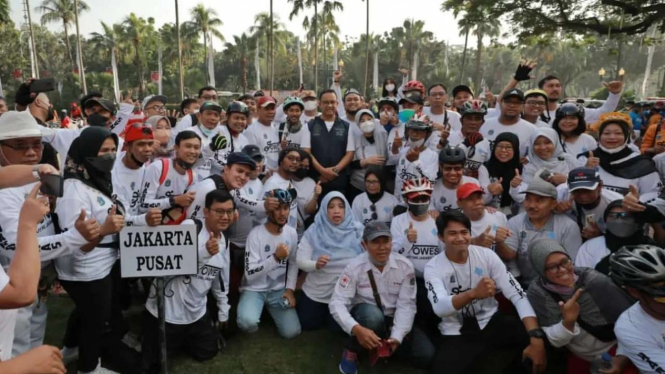 Gubernur DKI Jakarta Anies Baswedan bersama peserta Gowes Pendidikan.