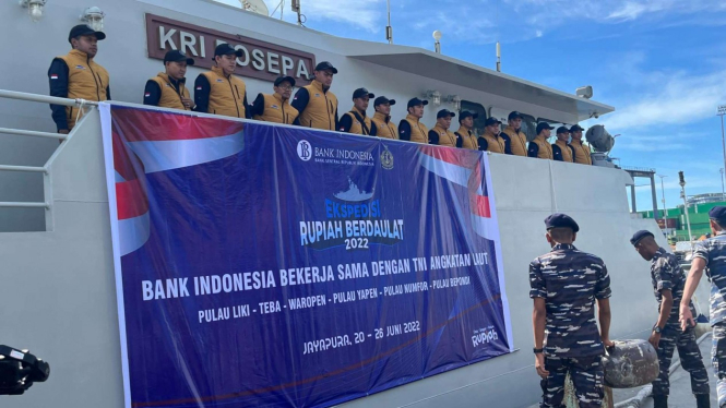 Dengan KRI Posepa, Bank Indonesia dan TNI-AL sebar rupiah di pulau 3T Papua.