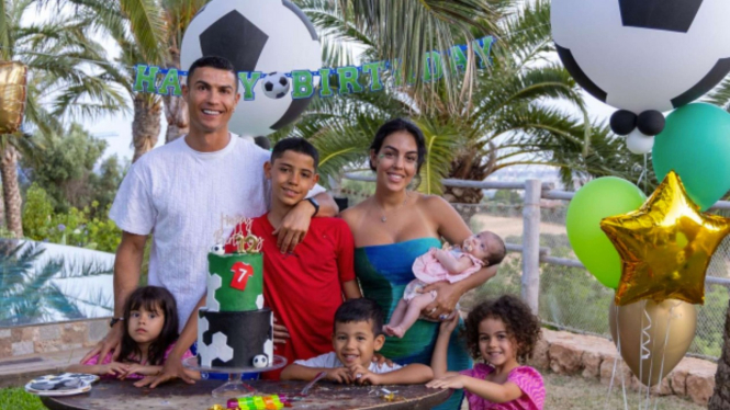 Cristiano Ronaldo Merayakan Ulang Tahun Anaknya