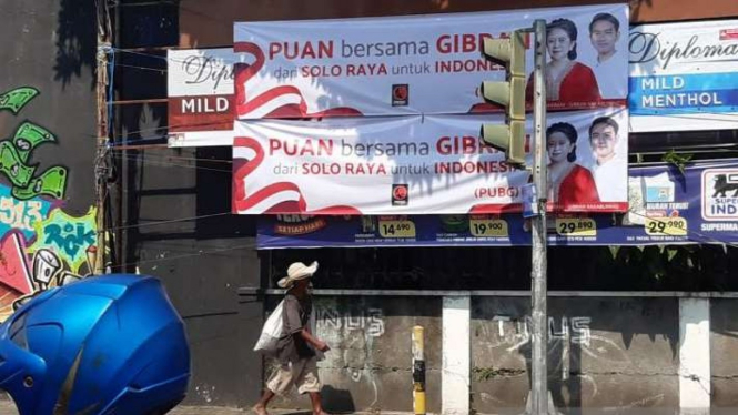 Spanduk bergambar wajah Gibran Rakabuming Raka dan Puan Maharani terlihat di salah satu titik di Kota Solo, Jawa Tengah, Senin, 20 Juni 2022.