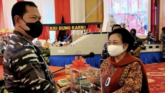 VIVA Militer: Presiden RI ke-5 Megawati resmikan nama KRI Bung Karno-369