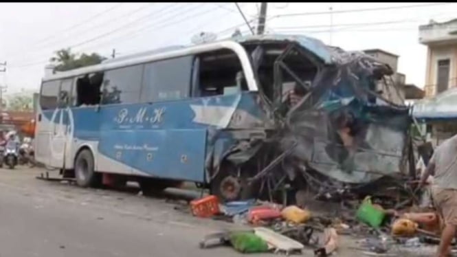 Kondisi bus mengalami kecelakaan di Labusel yang menewaskan tiga orang.