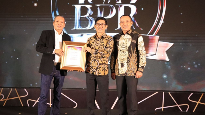 Aset Capai Rp6,8 Triliun, BPR Lestari Bali raih penghargaan top 100 BPR 2022.