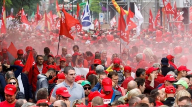 Orang-orang ikut serta dalam demonstrasi memprotes kenaikan biaya hidup, di Brussel, Belgia, 20 Juni 2022.