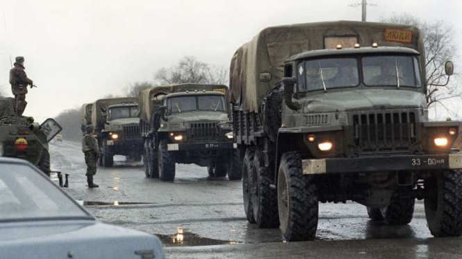 Truk-truk militer mengangkut pasukan Rusia