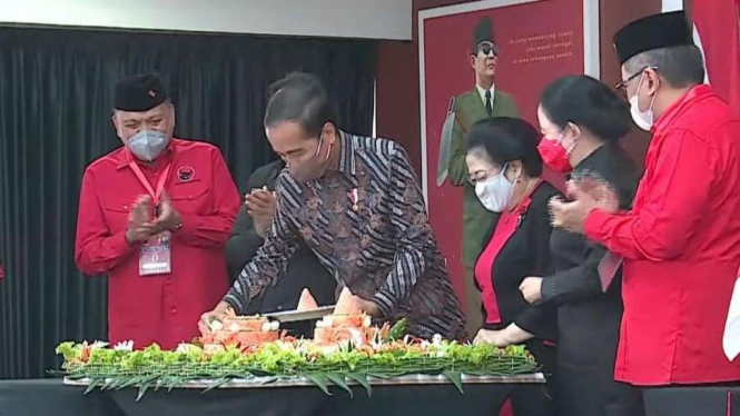Megawati beri kejutan perayaan ulang tahun Presiden Jokowi.