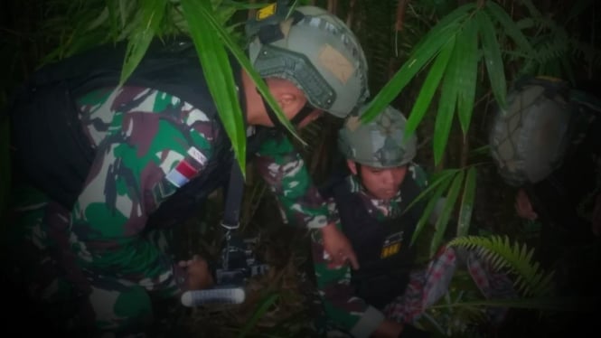 VIVA MIliter: Prajurit TNI saat temukan tas berisi kristal haram.