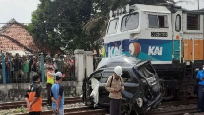 Kecelakaan kereta api menabrak mobil