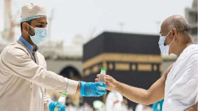 Petugas membagikam air zamzam kemasan botol ke jemaah haji