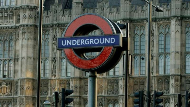 Plang tanda kereta bawah tanah di London, Inggris