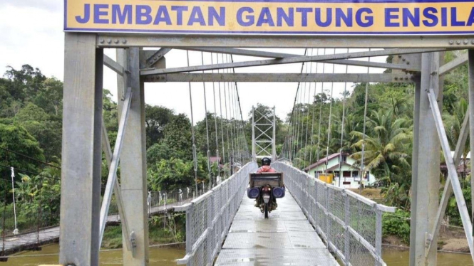 Jembatan gantung Ensilat di Kapuas Hulu, Kalimantan Barat.