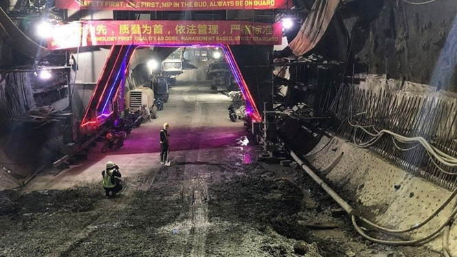 Pekerja beraktivitas di dalam terowongan tunnel 2 proyek kereta cepat Jakarta-Bandung di Jatiluhur, Purwakarta, Jawa Barat, Selasa (21/6/2022).