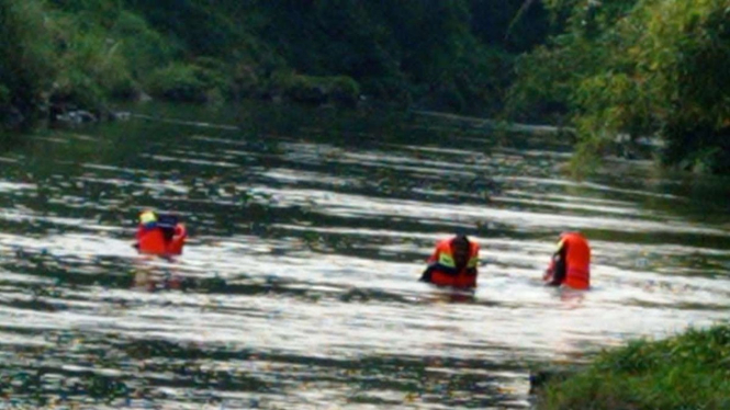 Pencarian korban yang tercebur di Sungai Opak, Yogyakarta.