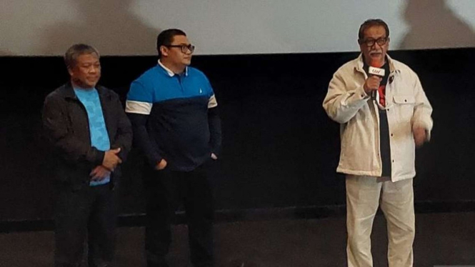 Mantan wakil gubernur Jawa Barat Deddy Mizwar yang juga pendiri Partai Gelora Indonesia Deddy Mizwar (kanan) di sela-sela acara Nonton Bareng Film Naga Naga Naga di salah satu bioskop Kota Bandung, Rabu, 22 Juni 2022.