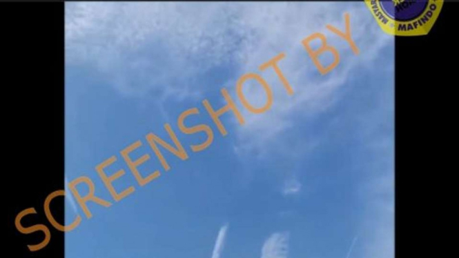 Jepretan layar sebuah video di Twitter yang menunjukkan asap putih di langit berbentuk memanjang seperti awan dan diklaim sebagai bahan kimia Chemtrail yang dapat membuat orang sekitar sakit mata.
