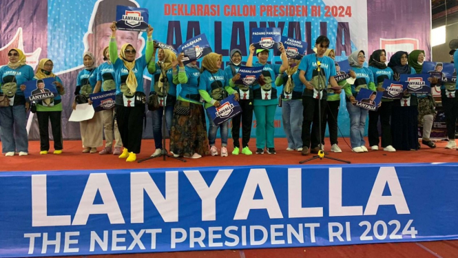 Ratusan orang relawan yang menamakan diri Indonesia Tageh menggelar deklarasi dukungan kepada Ketua DPD RI AA LaNyalla Mahmud Mattalitti sebagai calon presiden pada pemilu tahun 2024 di GOR Prayoga, Kota Padang, Sumatera Barat, Rabu, 22 Juni 2022.