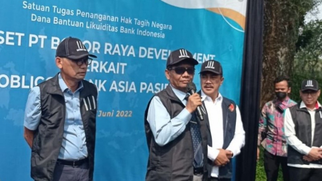 Ketua Satgas Bantuan Likuiditas Bank Indonesia (BLBI) Rionald Silaban (kiri) dalam penyitaan aset PT Bank Aspac di Bogor, Jawa Barat.