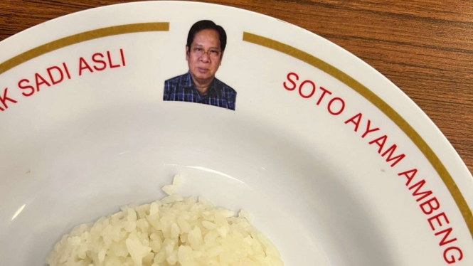 foto piring soto dengan muka sang pemilik