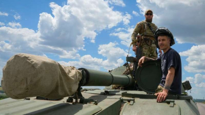 Tentara Ukraina dengan artileri self propelled di Donetsk, Ukraina bagian timur